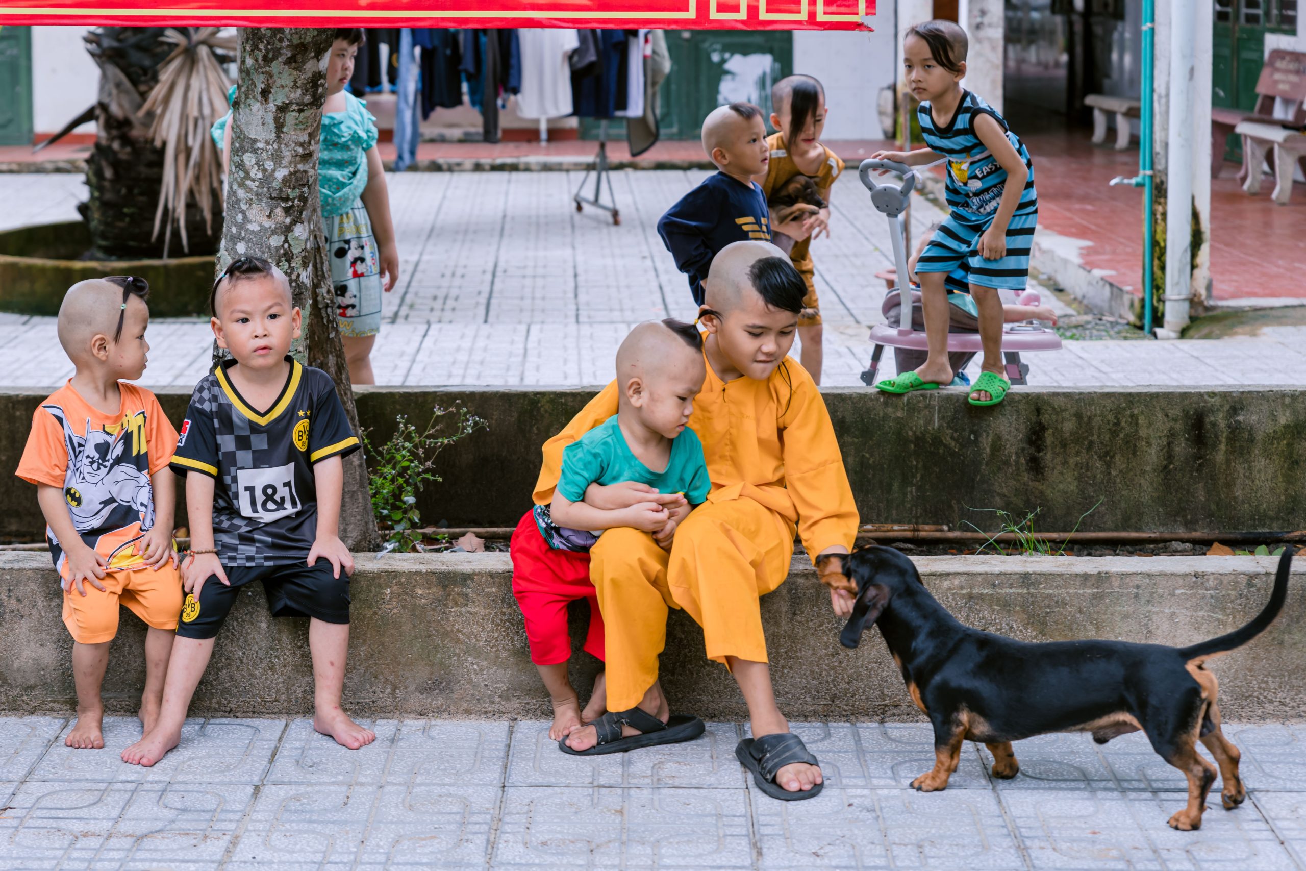 Các em bé nhỏ tại mái ấm Mây Ngàn nương tựa nhau như anh em ruột thịt